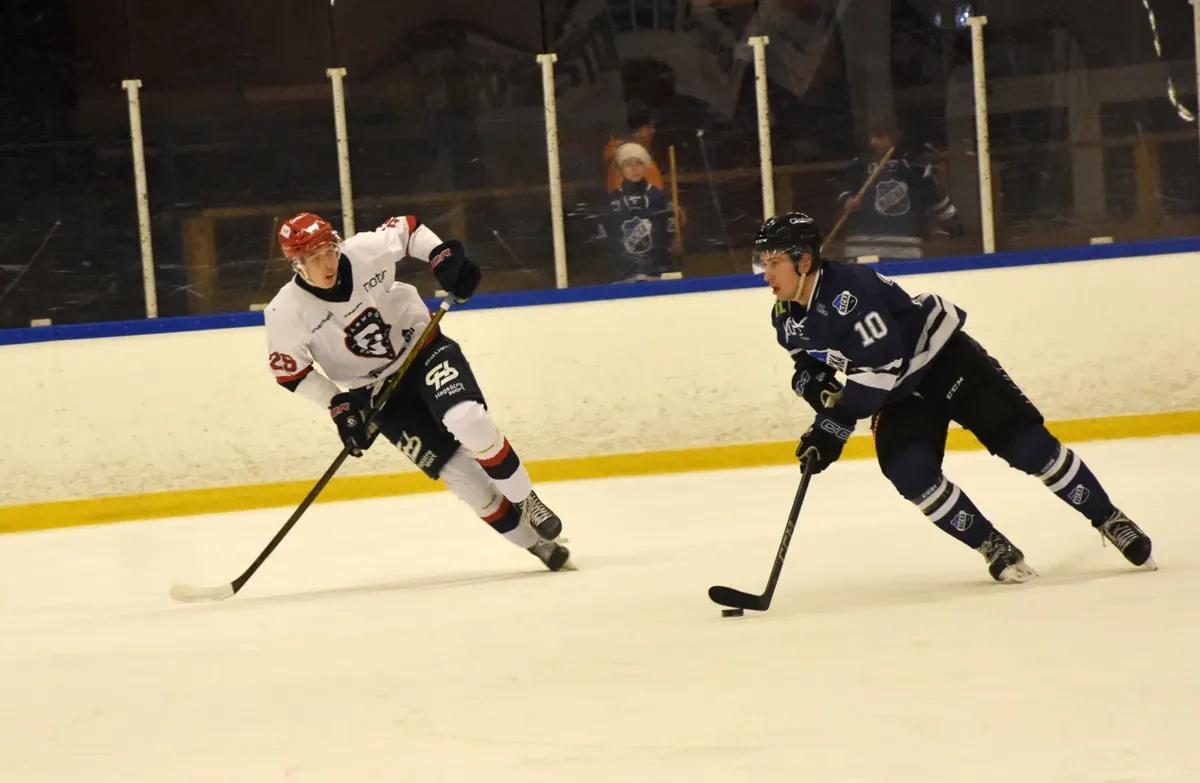Hur lång är en hockeymatch med pauser