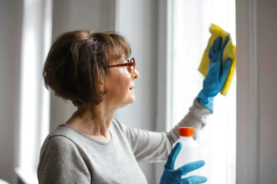 Så putsar du fönster med microfiberduk
