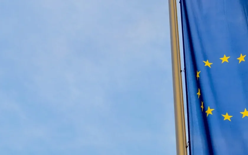 EU-flaggor och illustration av Europeiska unionens institutioner