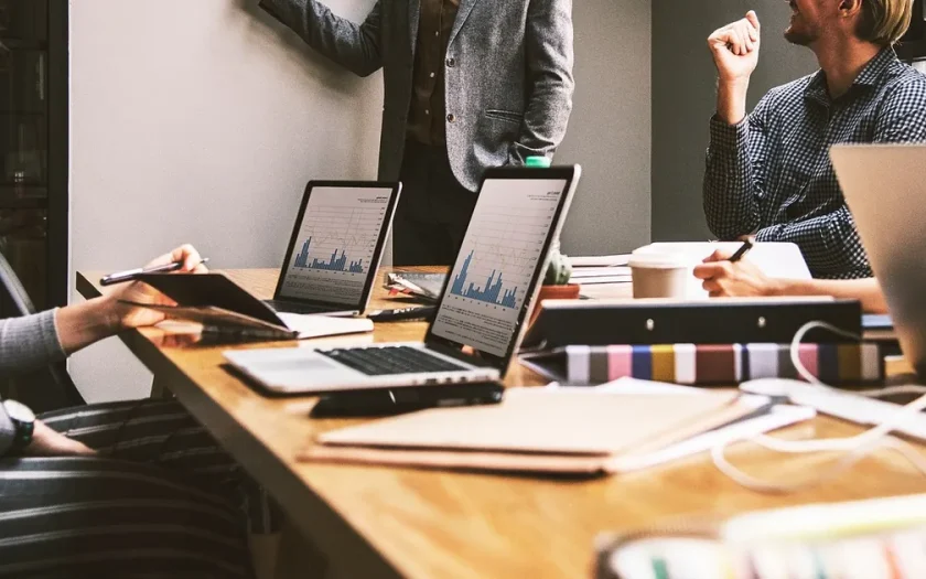 Medarbetare och chef i lönesamtal på kontor