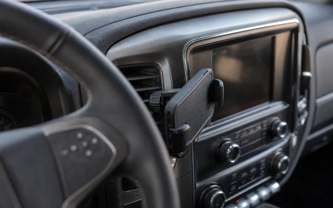 Instrumentpanel i en pickup med telefonhållare och skärm i bakgrunden